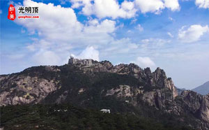 黃山的三大主峰中的天都峰、蓮花峰、光明頂開(kāi)放和封閉時(shí)間