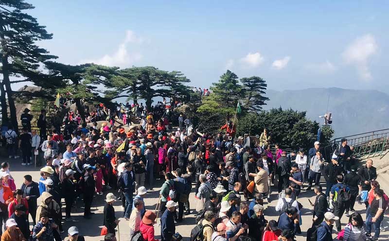 2019年五一黃山風(fēng)景區(qū)山上的實(shí)況圖片