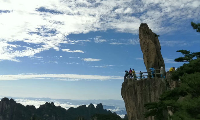 黃山山頂景點(diǎn)：飛來(lái)石 圖
