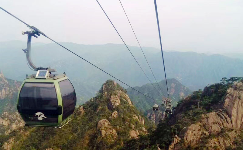 黃山索道運行中圖